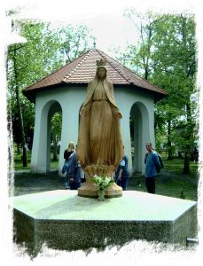 Het Mariabeeld voor de bron